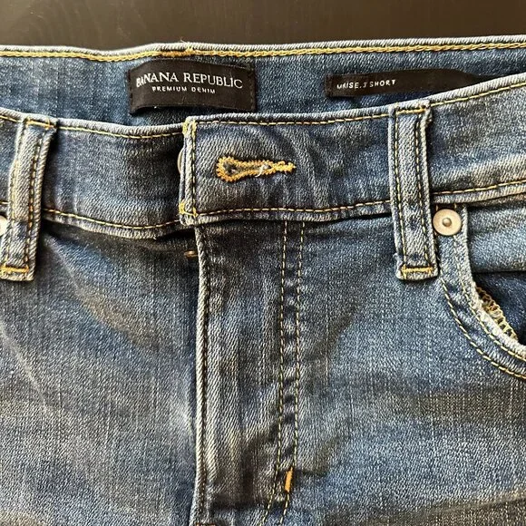Banana Republic Premium Denim Shorts Size 28P | Mid-Rise - Picture 2 of 4